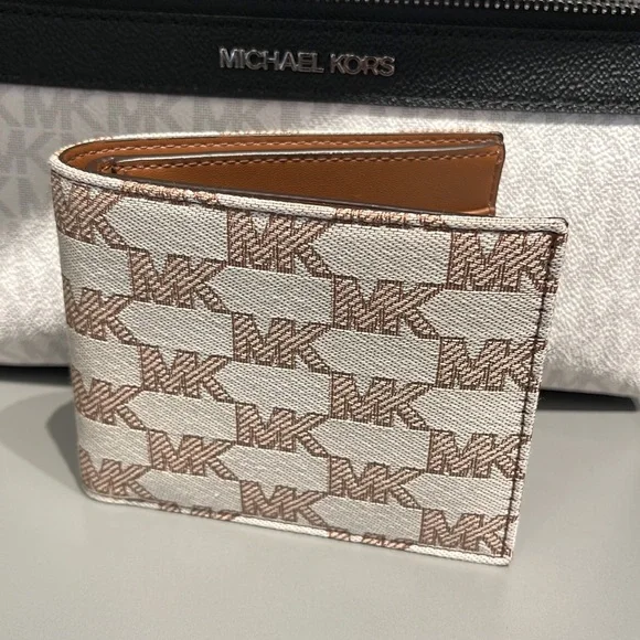 Michael Kors Men’s Women’s Cooper Logo Fabric Billfold Wallet Light Cream
Unisex - Picture 4 of 16